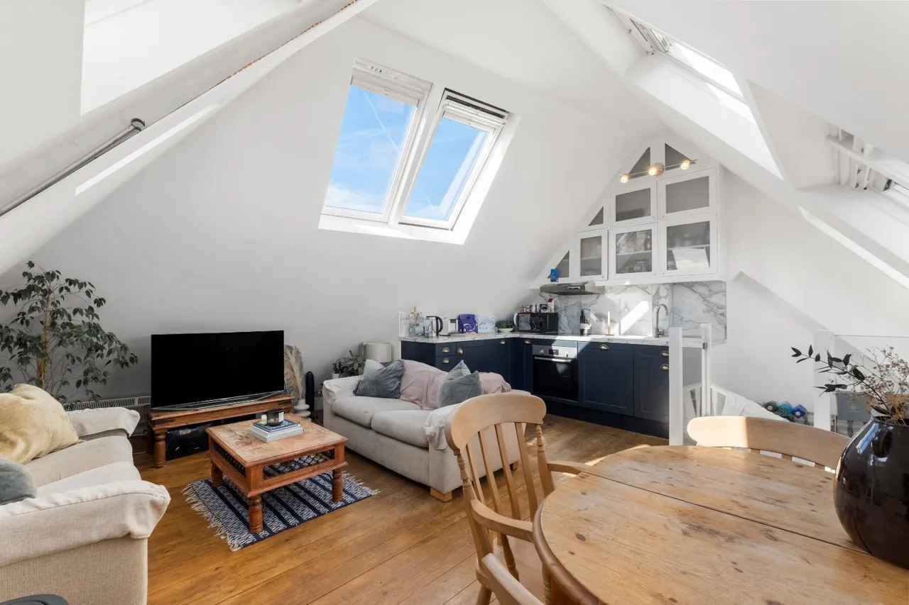 3 bed flat for sale, Fulham Palace Road, London, SW6