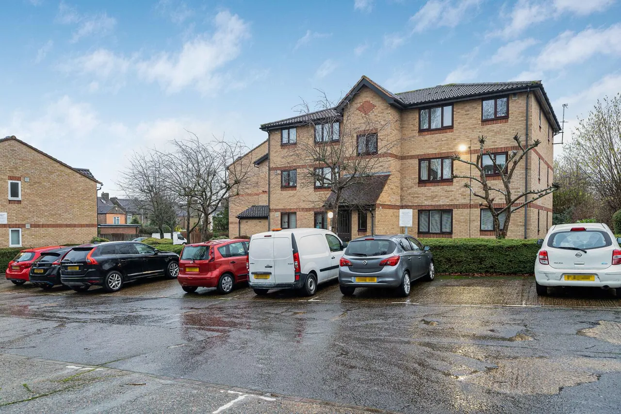 1 bed flat for sale, Waddington Close, Enfield, EN1