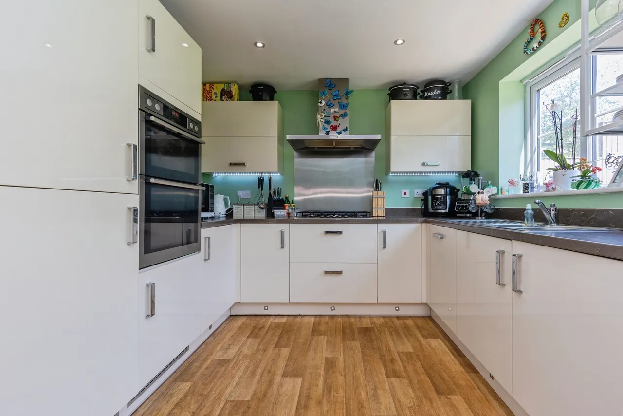 Hawthorn Drive, Glossop, SK13, photo 3