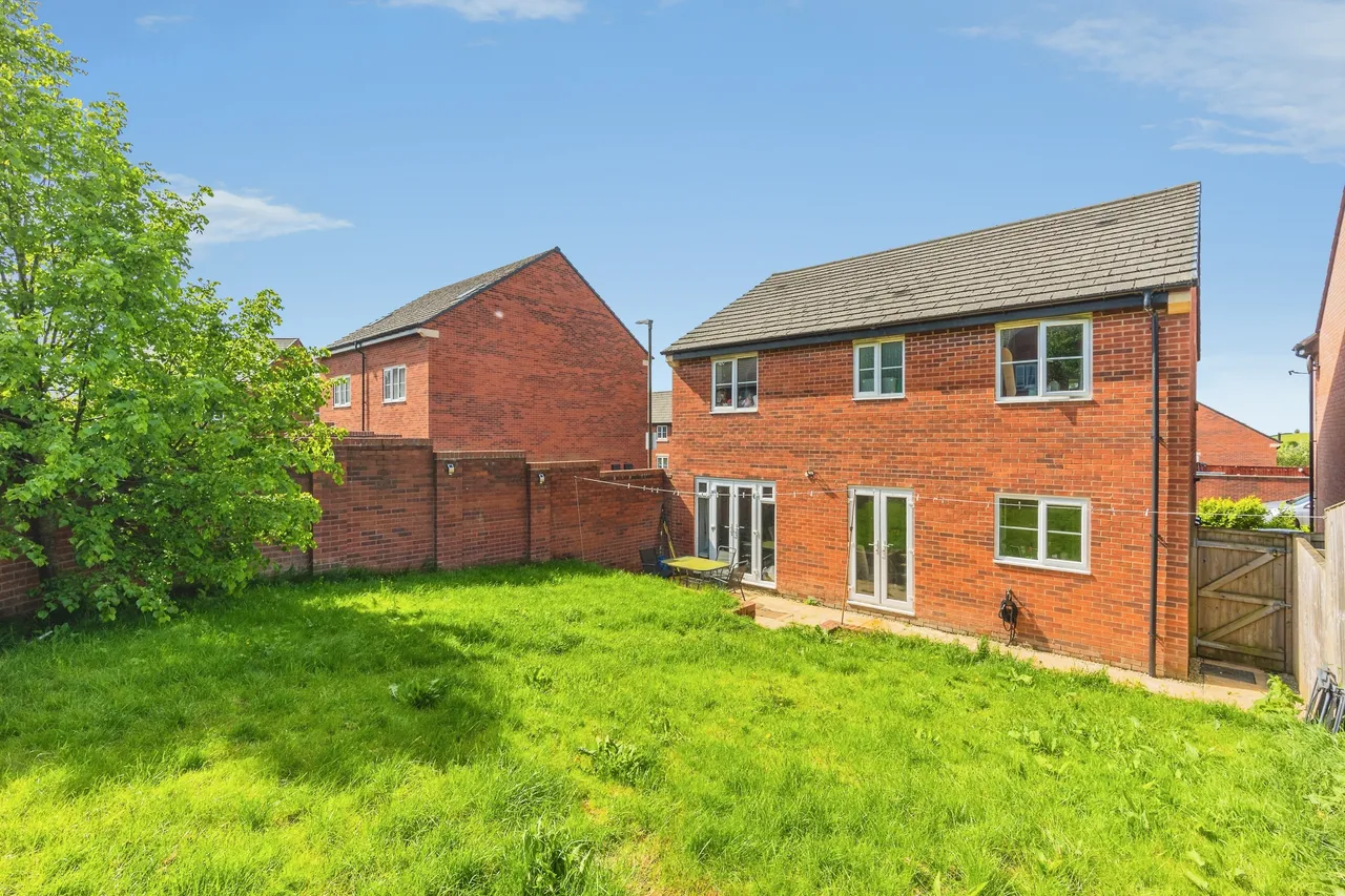 Hawthorn Drive, Glossop, SK13, photo 2