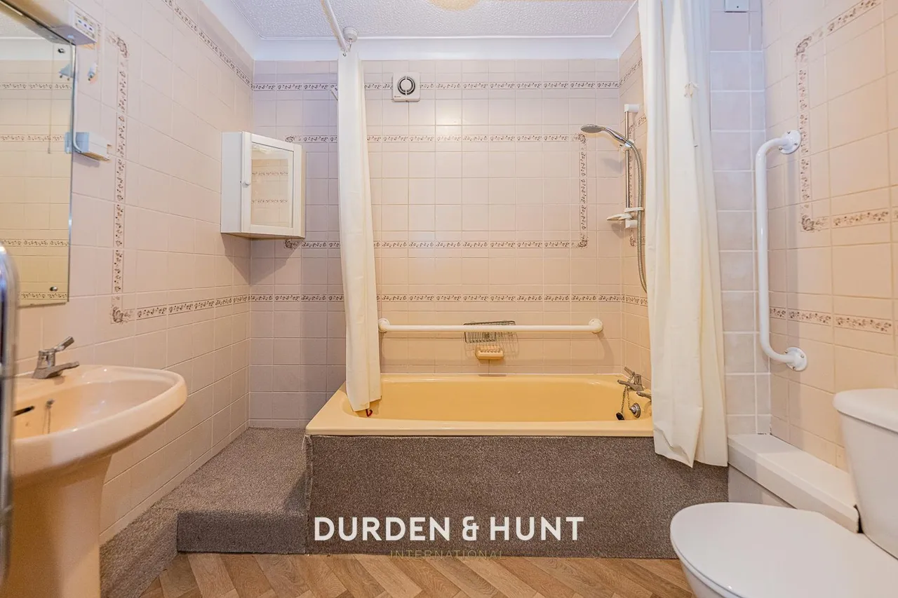 High Road, South Woodford, E18, photo 10