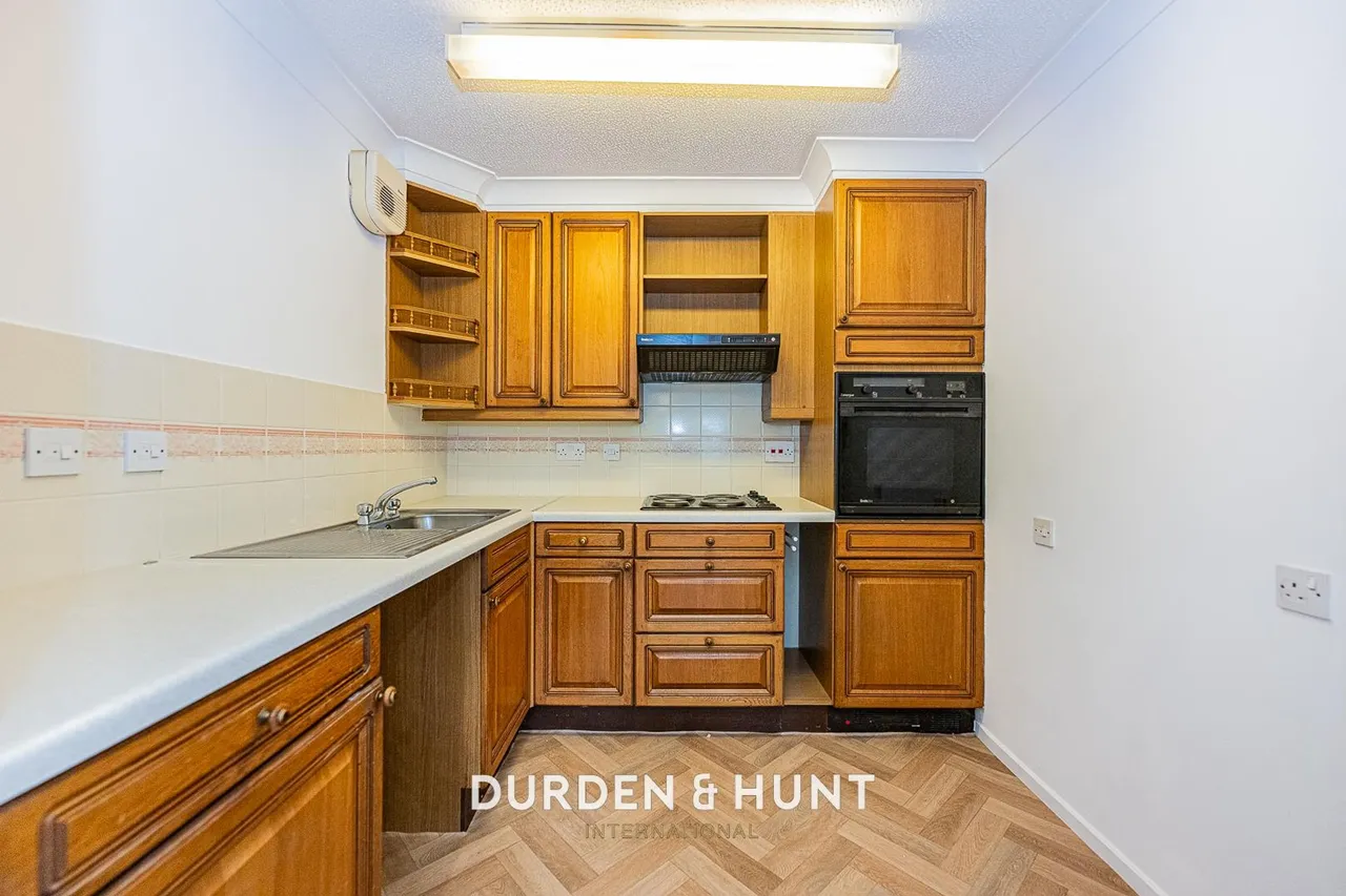 High Road, South Woodford, E18, photo 6