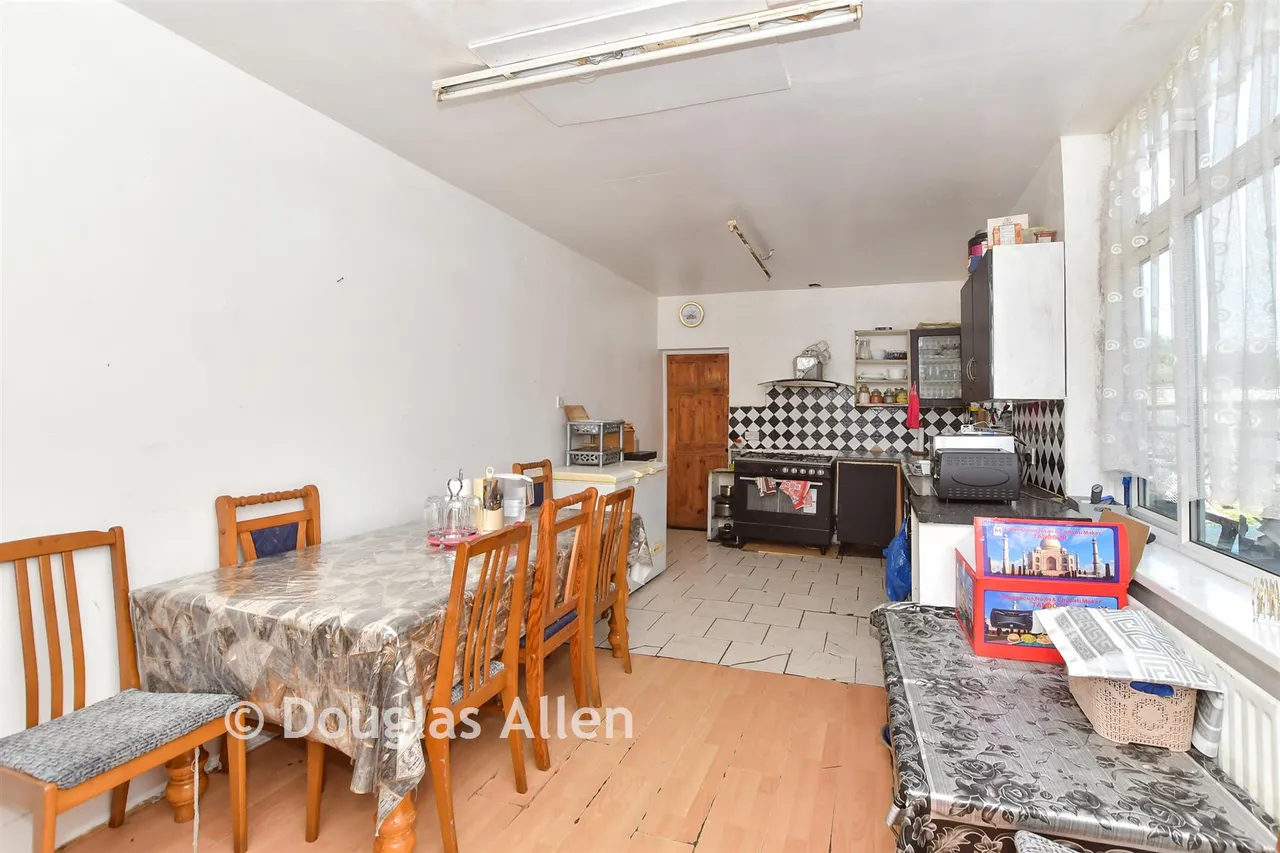 Shelley Avenue, London, E12, photo 2