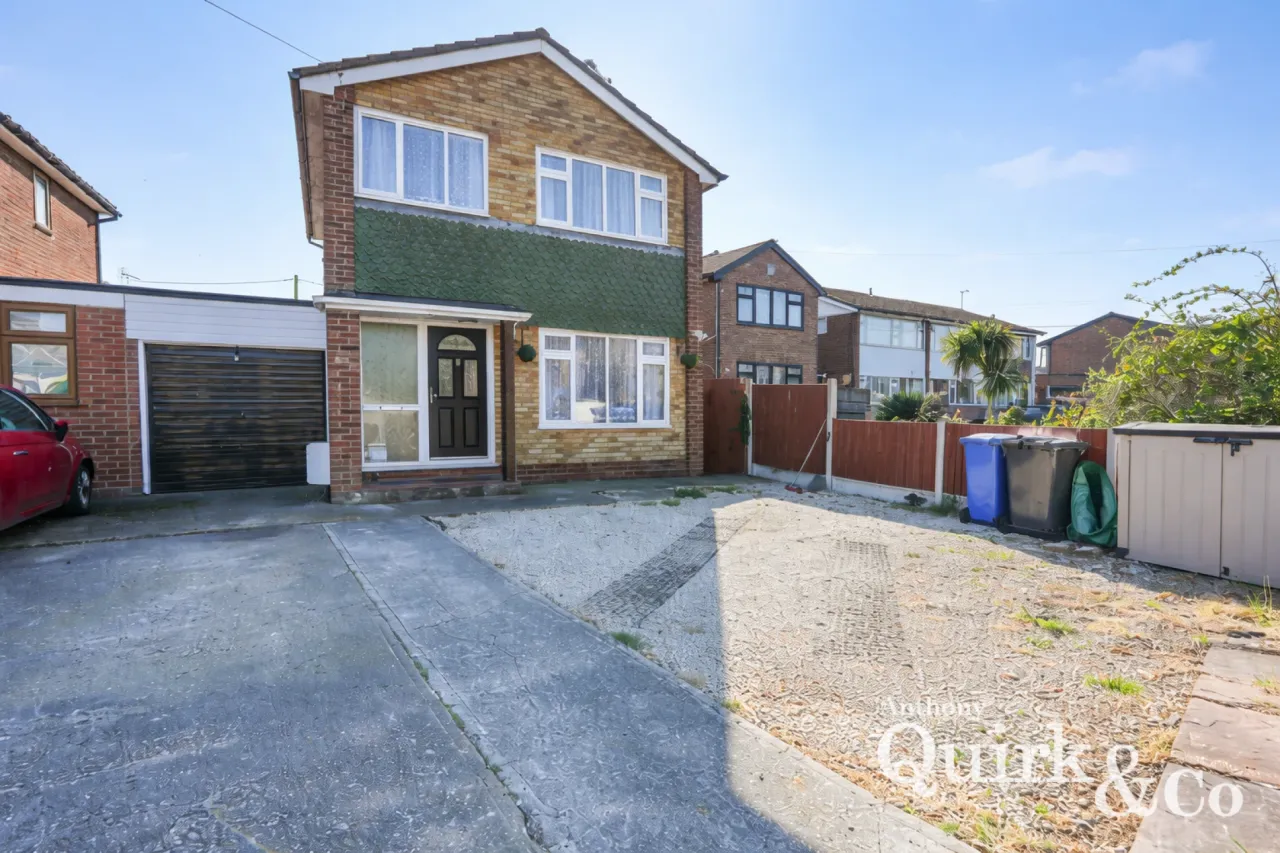 3 bed property for sale, Holbek Road, Canvey Island, SS8