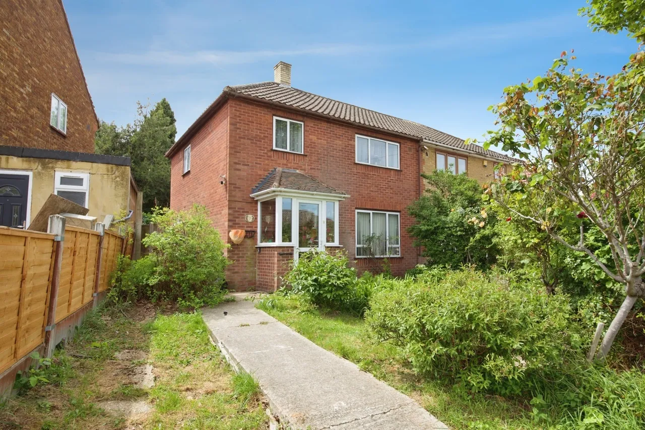 3 bed property for sale — Hailsham Road, Romford, RM3