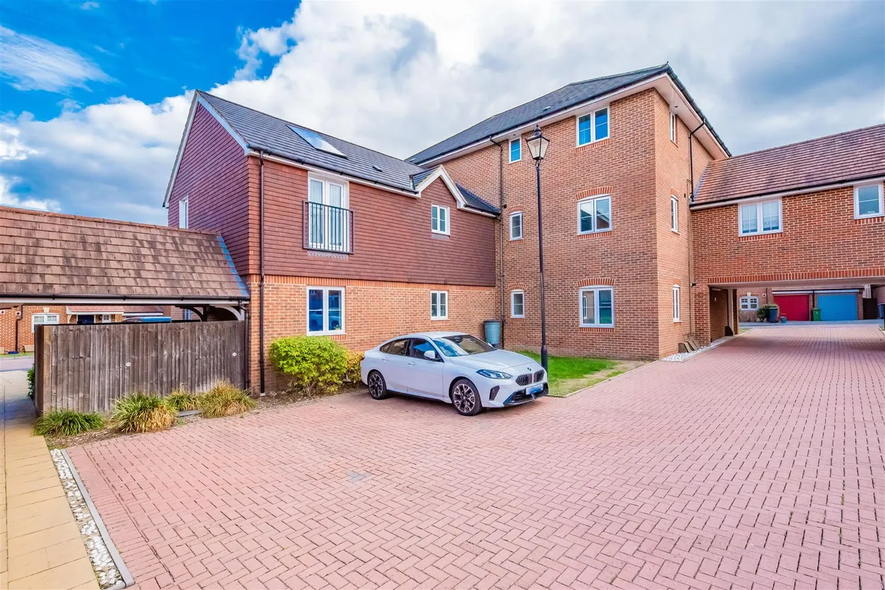 Waterers Way, Bagshot, photo 3