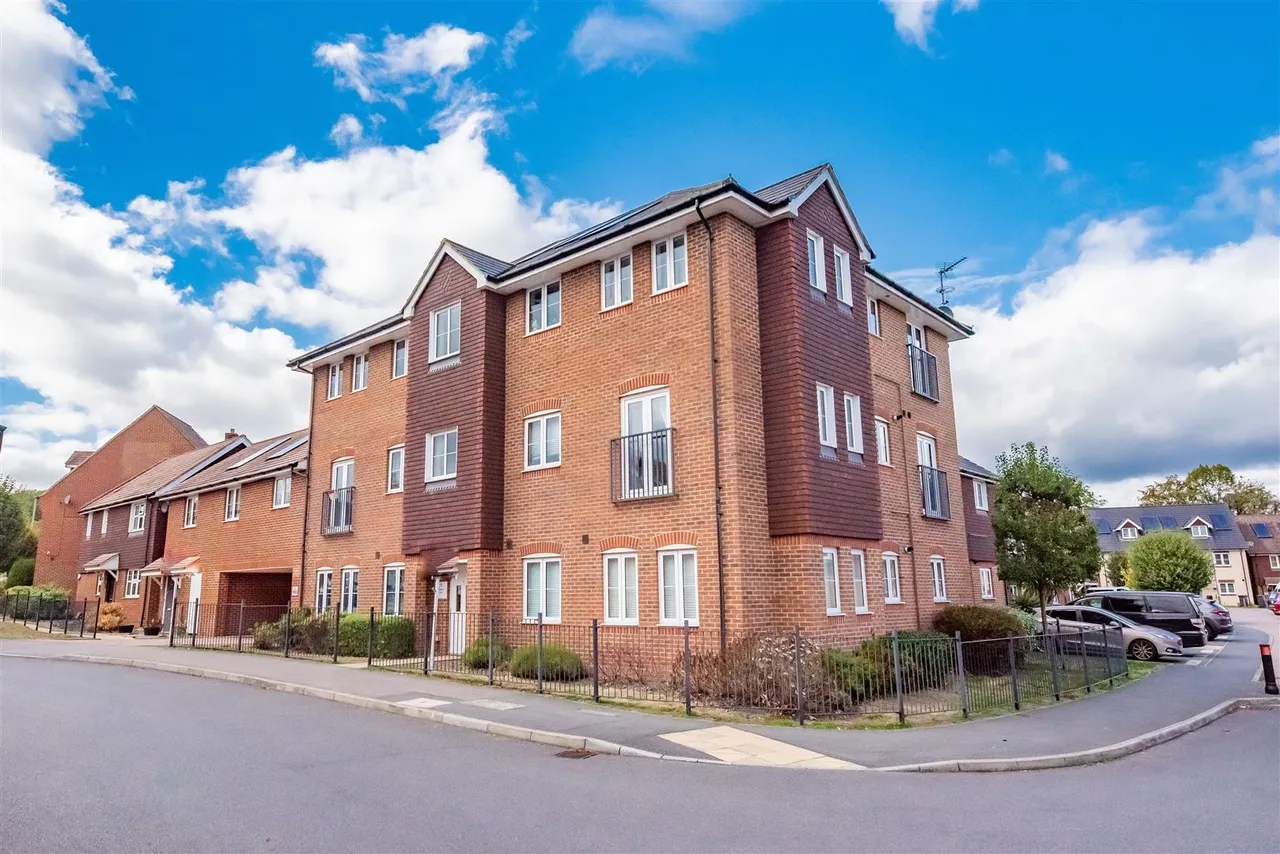 2 bed flat for sale, Waterers Way, Bagshot