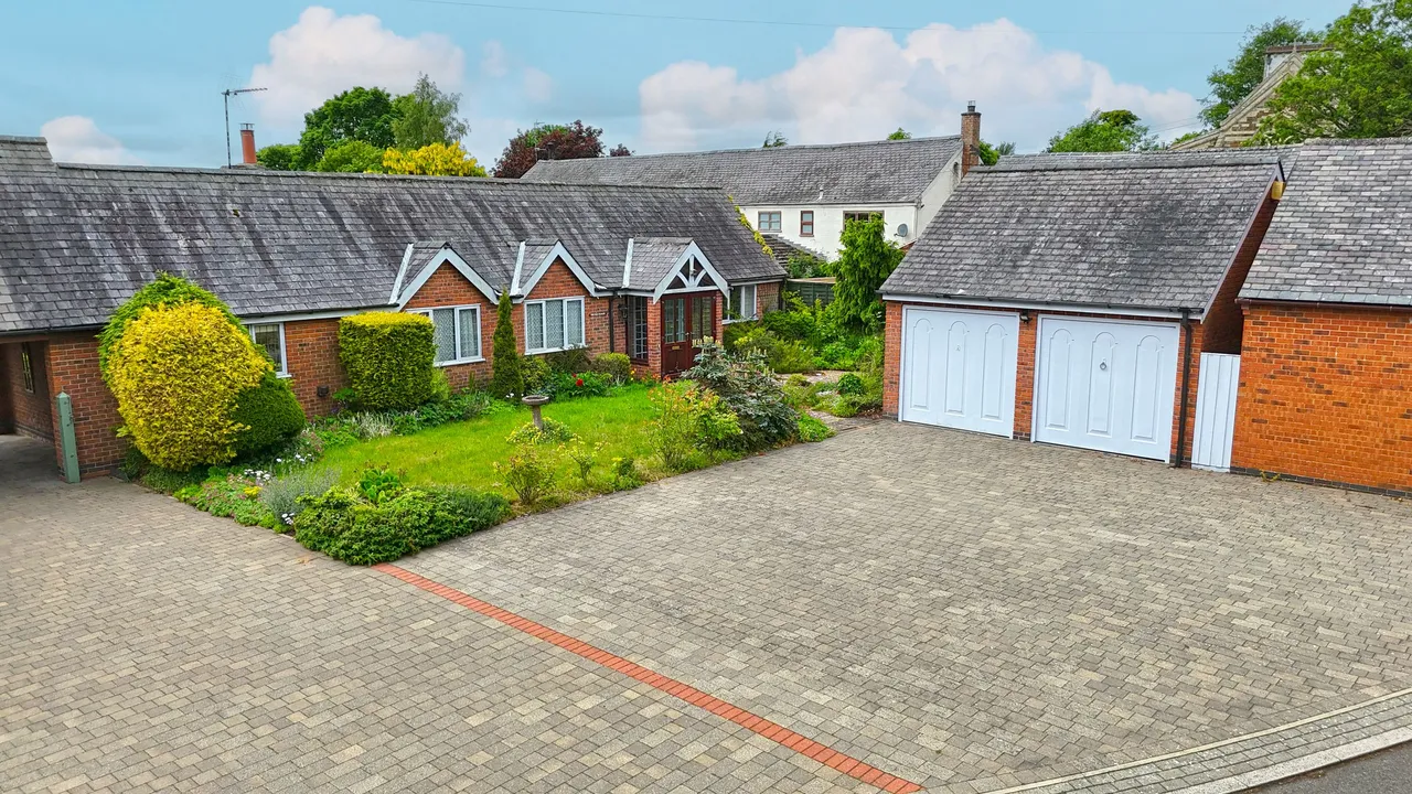 3 bed house for sale — Manor Farm Close, Tugby, LE7