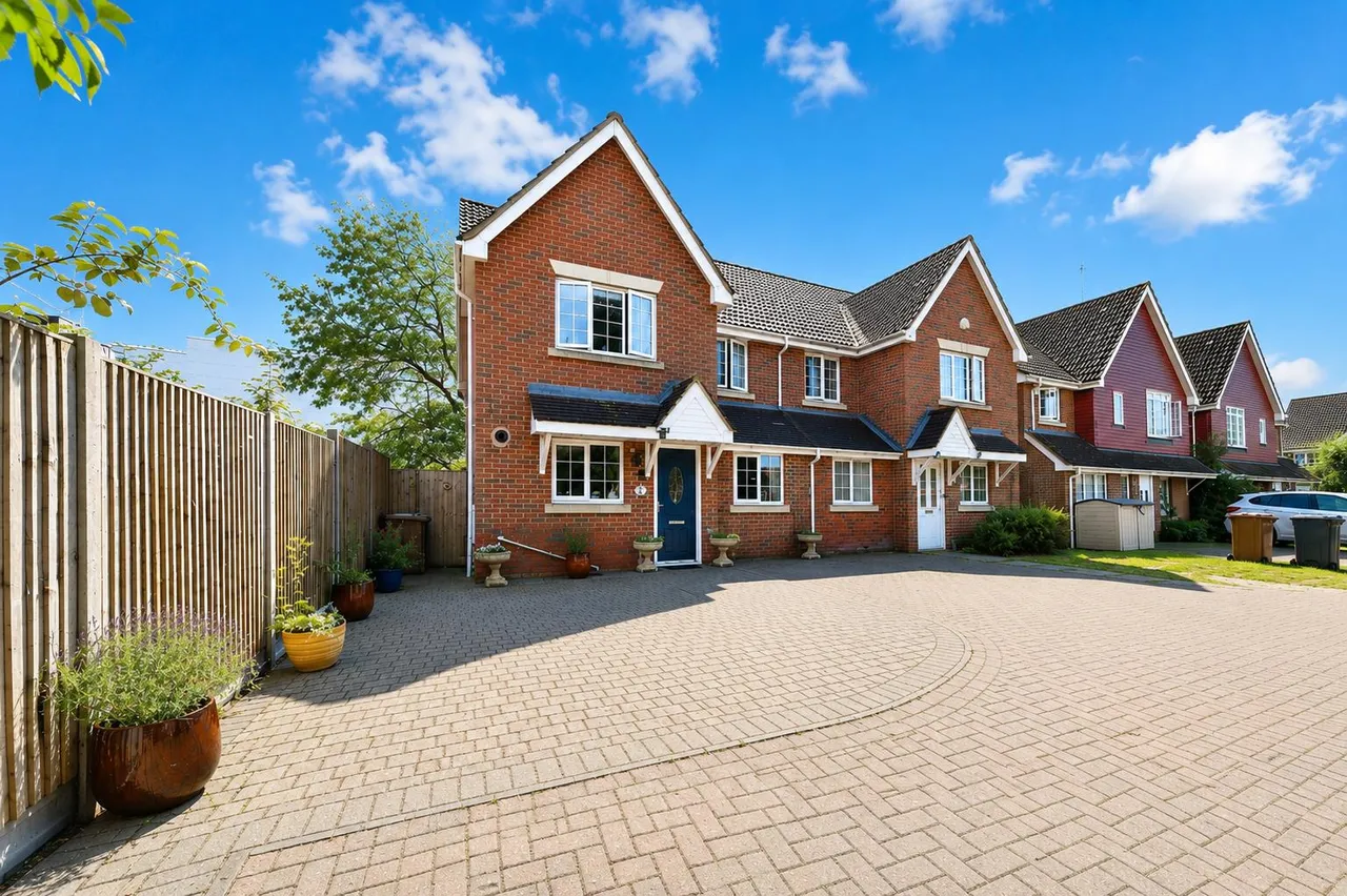 3 bed house for sale — Tates Way, Stevenage, SG1 4WP