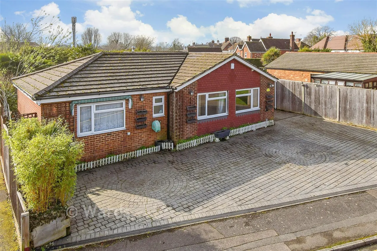 3 bed house for sale, Orchard Glade, Headcorn, TN27