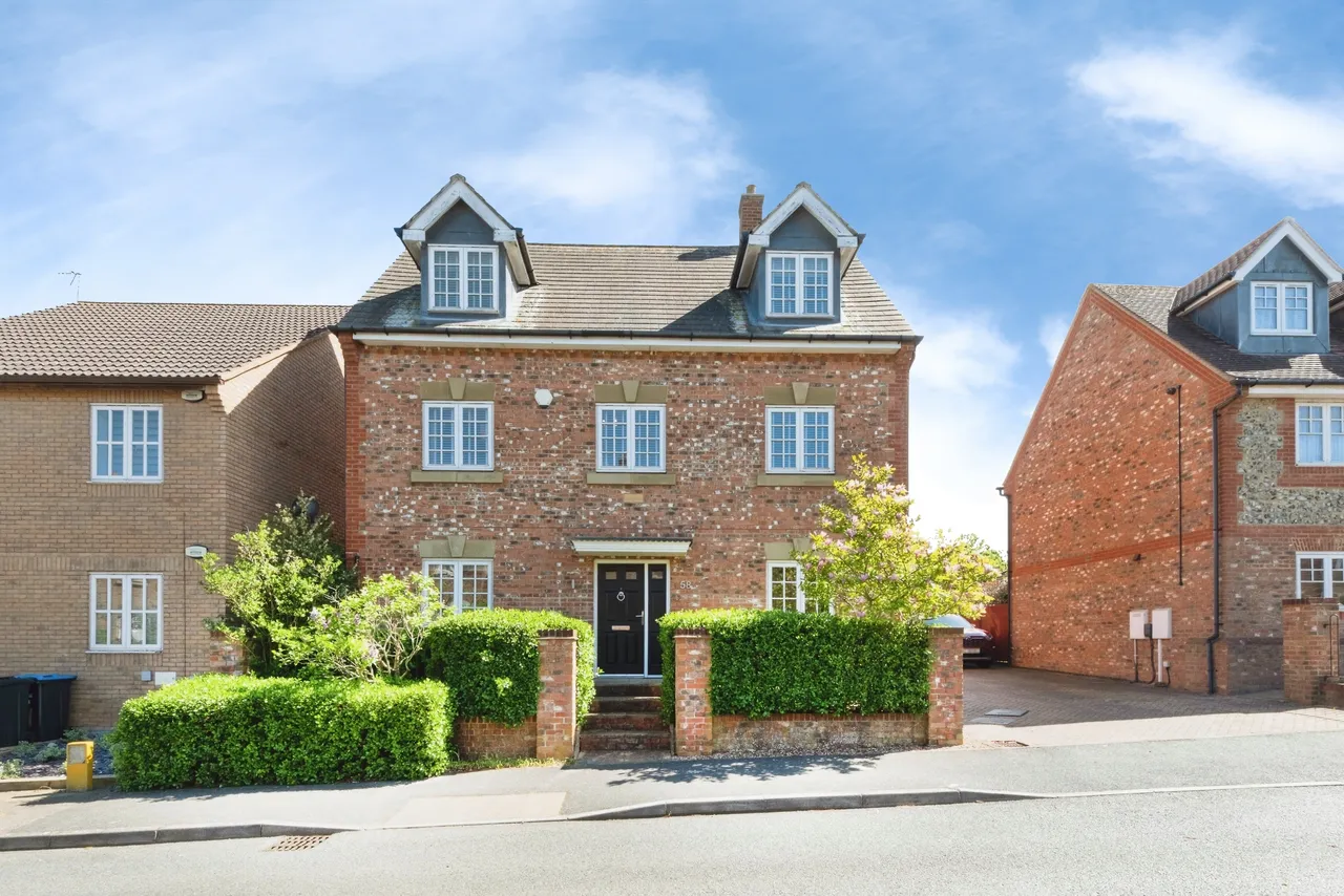6 bed house for sale — Garwood Crescent, Grange Farm, Milton Keynes