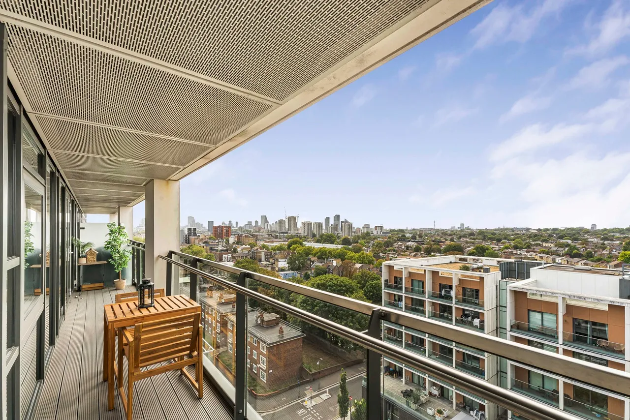 2 bed flat for sale, Beechwood Road, London, E8