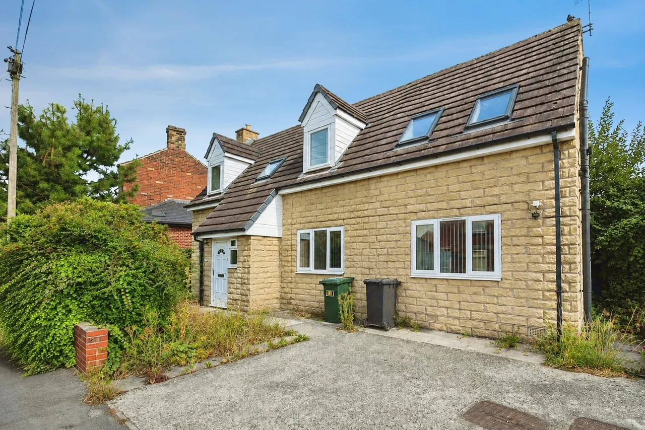 4 bed house for sale — Robin Royd Lane, Mirfield, West Yorkshire, WF14