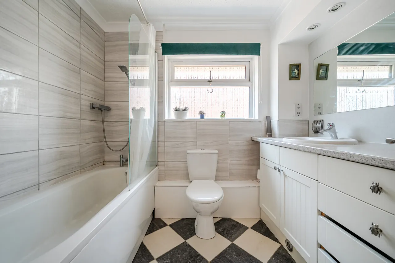 Priorsfield, Marlborough, SN8, photo 11