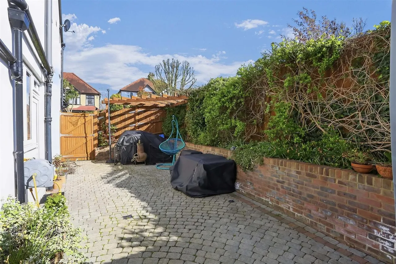 Fieldsend Road, Cheam, SM3 8PA, photo 15