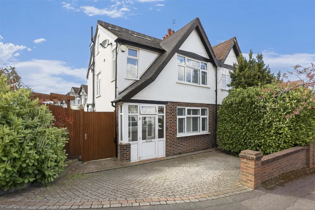 4 bed house for sale — Fieldsend Road, Cheam, SM3 8PA