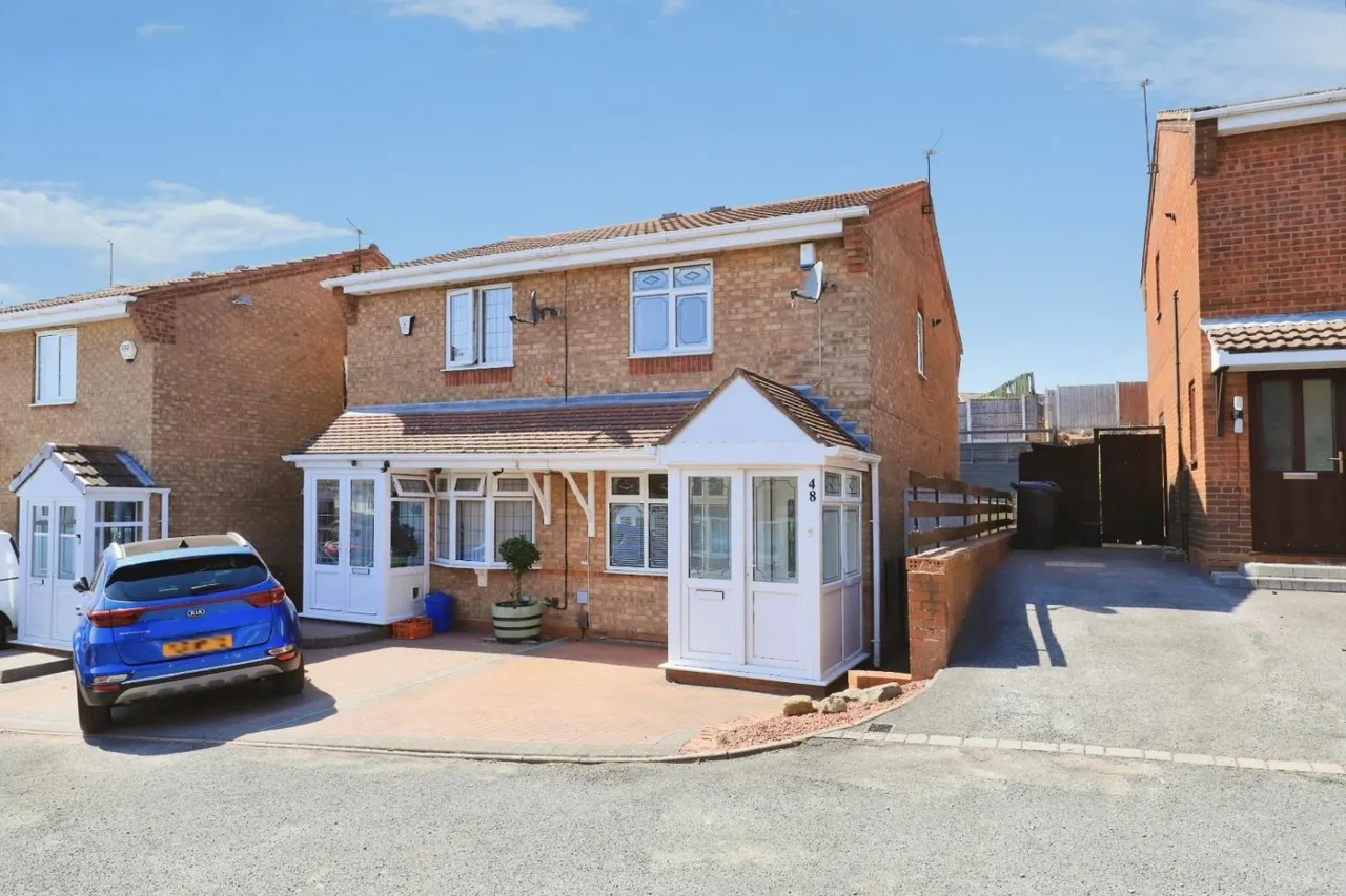 2 bed house for sale — Harvest Close, Dudley