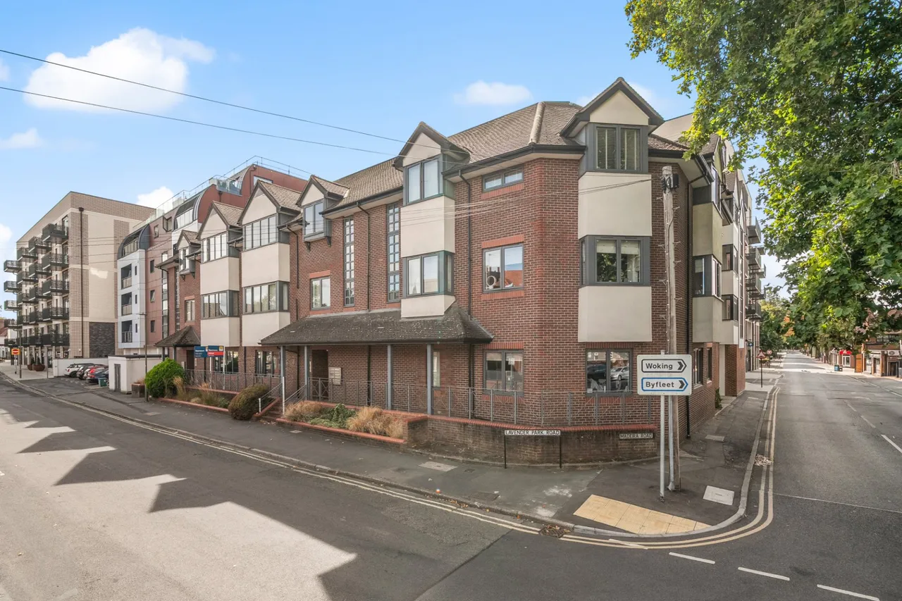 2 bed house for sale, Lavender Park Road, West Byfleet, KT14