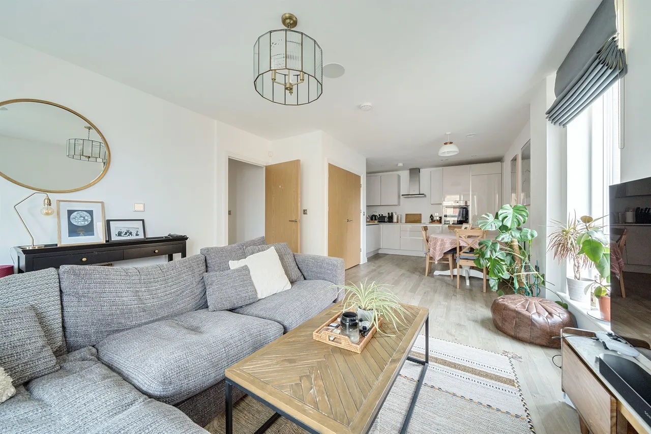 Quayle Crescent, London, photo 3