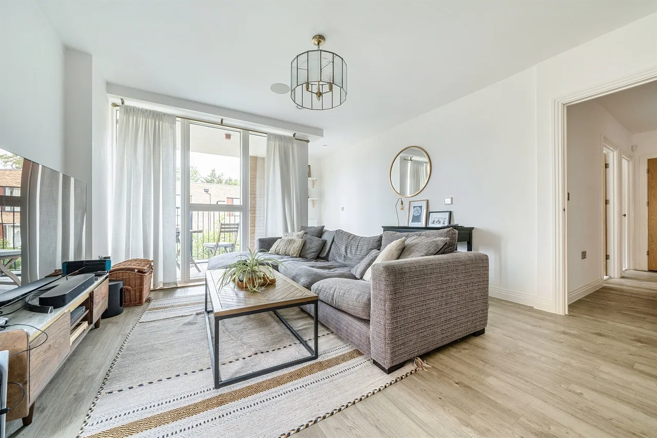 Quayle Crescent, London, photo 2