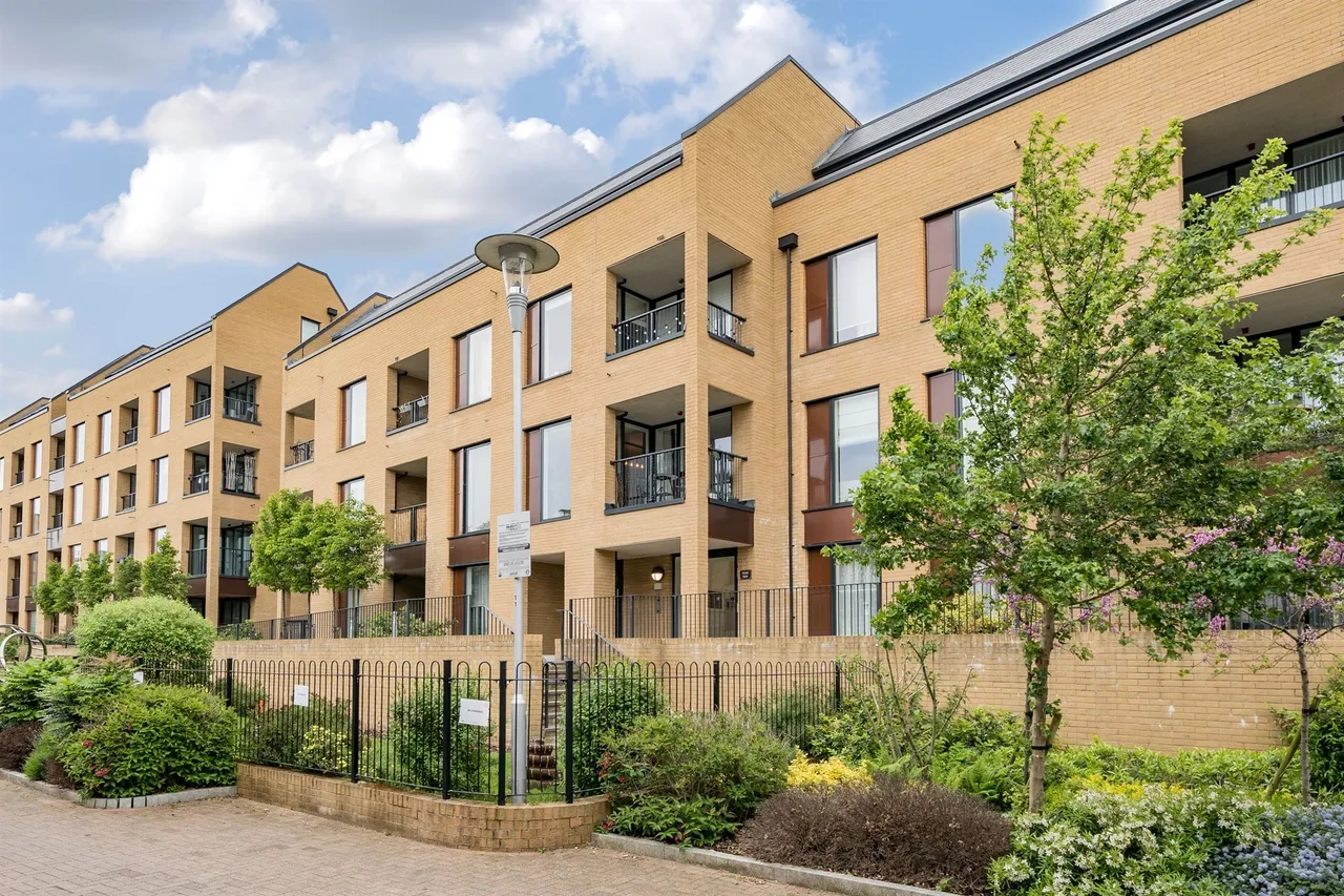2 bed flat for sale — Quayle Crescent, London