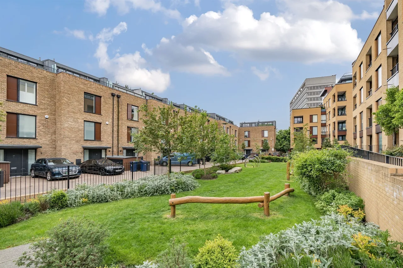 Quayle Crescent, London, photo 10