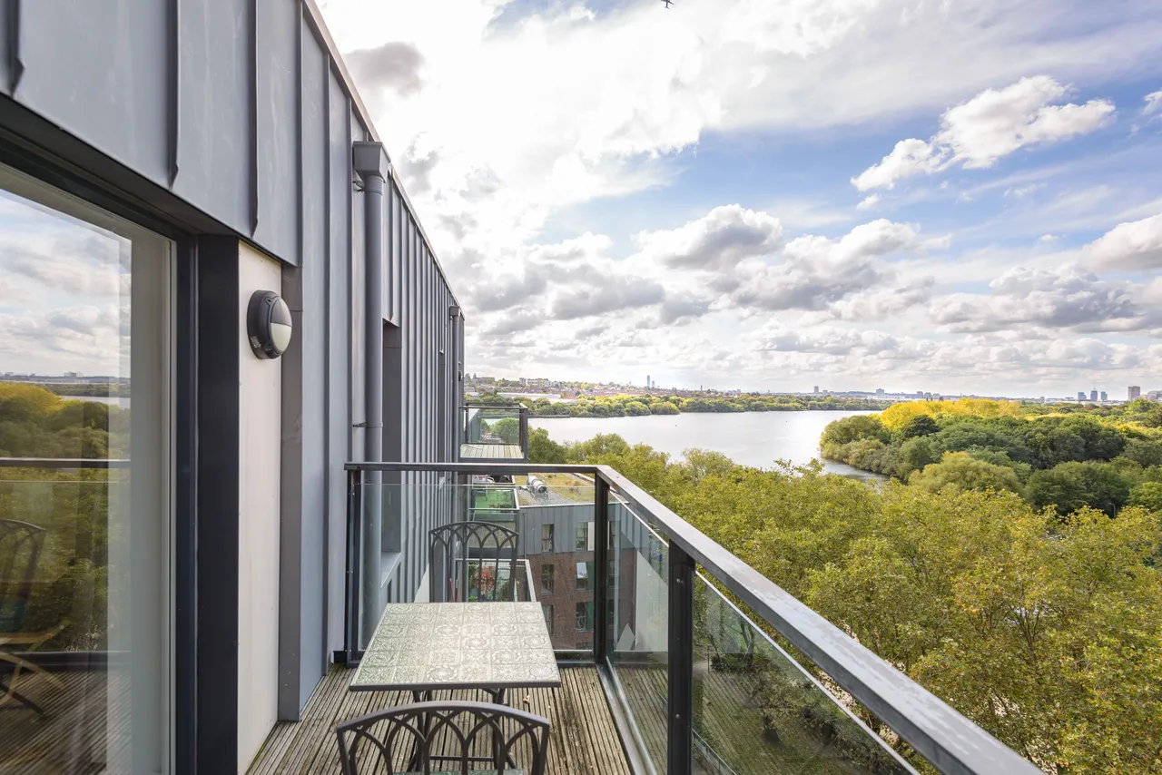 57 Crested Court, 3 Shearwater Drive, London, photo 8