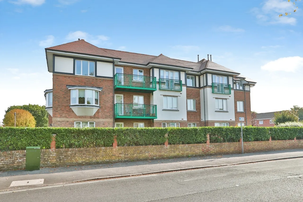 3 bed flat for sale, Stuart Road, Highcliffe, BH23