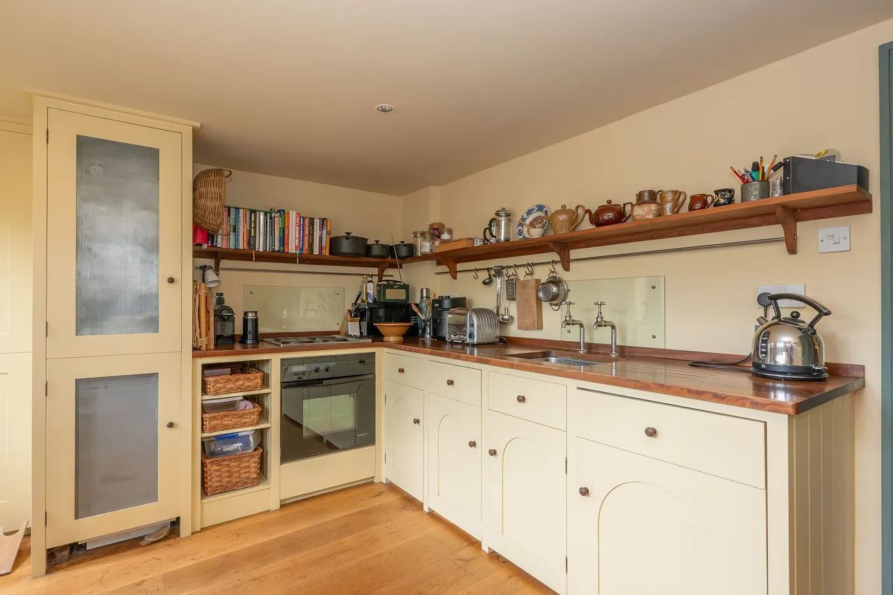 Delightful Detached Former Village Ch, photo 2
