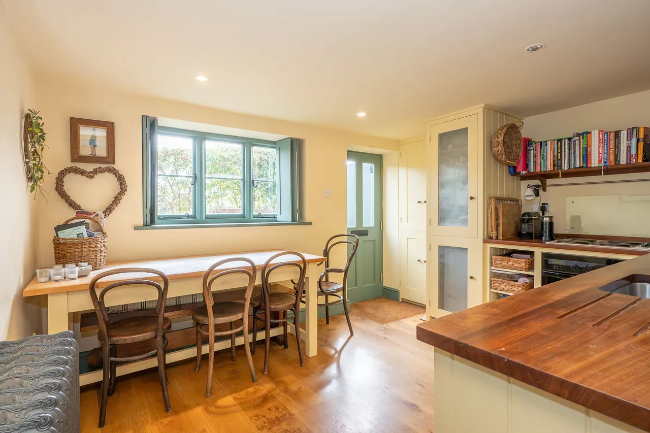 Delightful Detached Former Village Ch, photo 4
