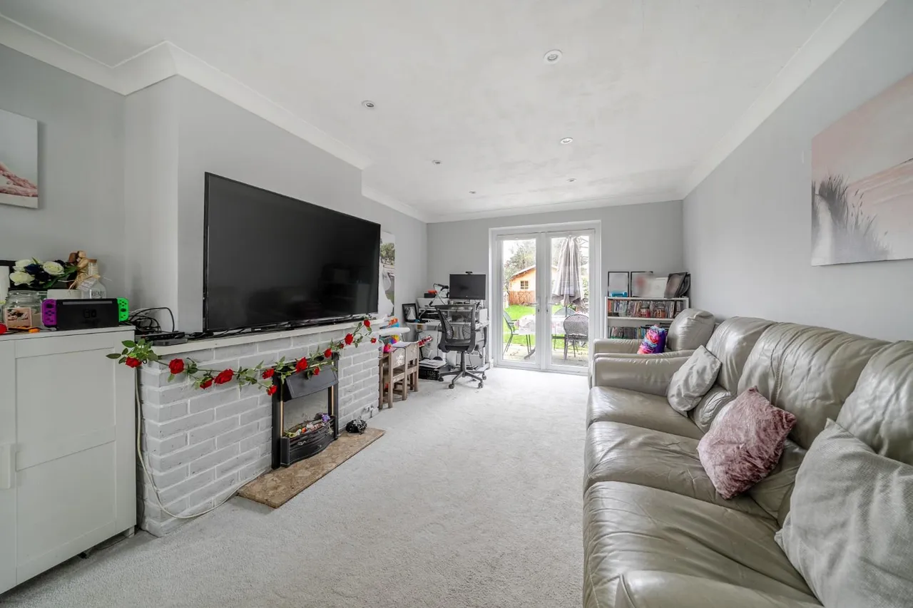Kingsbury Drive, Old Windsor, photo 2
