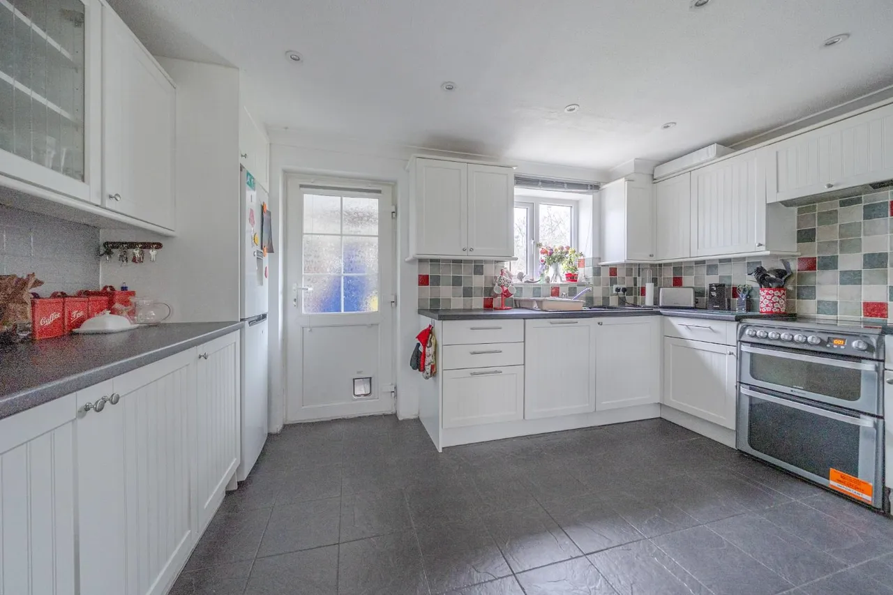 Kingsbury Drive, Old Windsor, photo 13