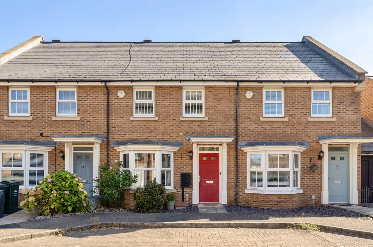 3 bed house for sale — Empire Walk, Ingress Park, DA9