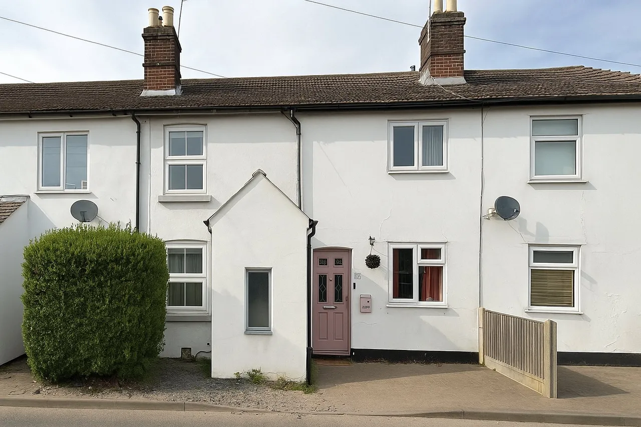 2 bed house to rent, Guildford Road, Ash, GU12