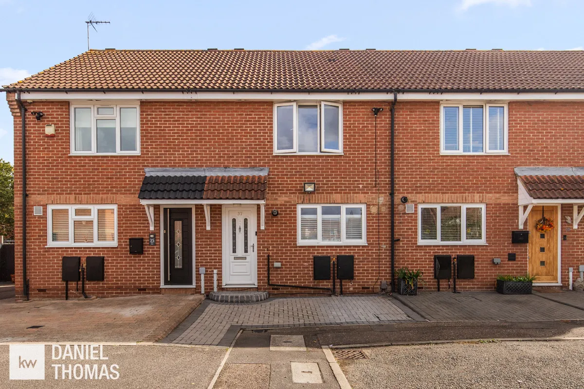 2 bed property for sale, Wren Drive, Waltham Abbey, EN9