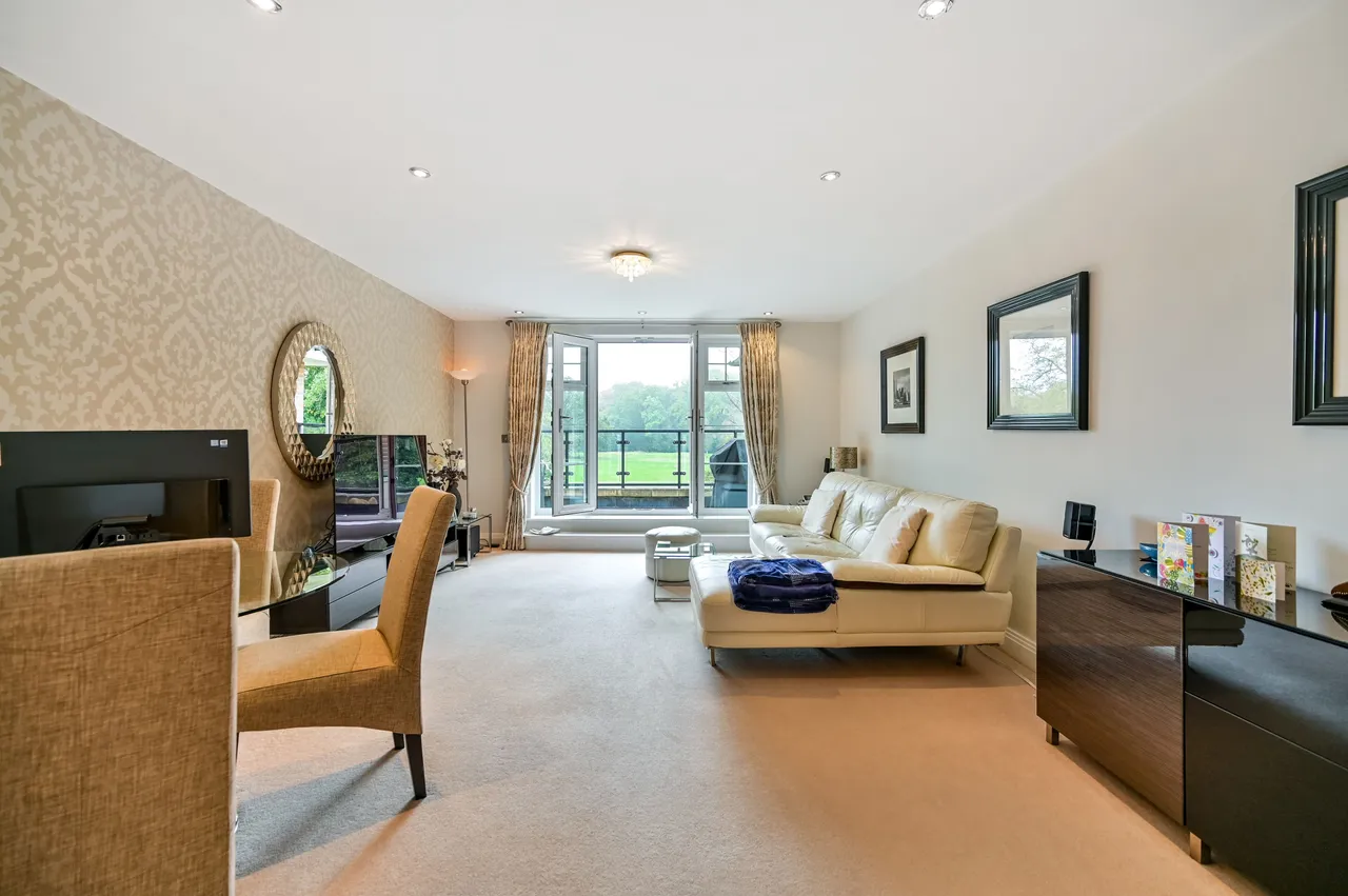 15 South Riding, Shoppenhangers Road, Maidenhead, photo 3