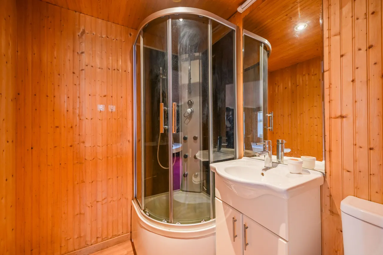 5 Vanbrugh Close, London, photo 12
