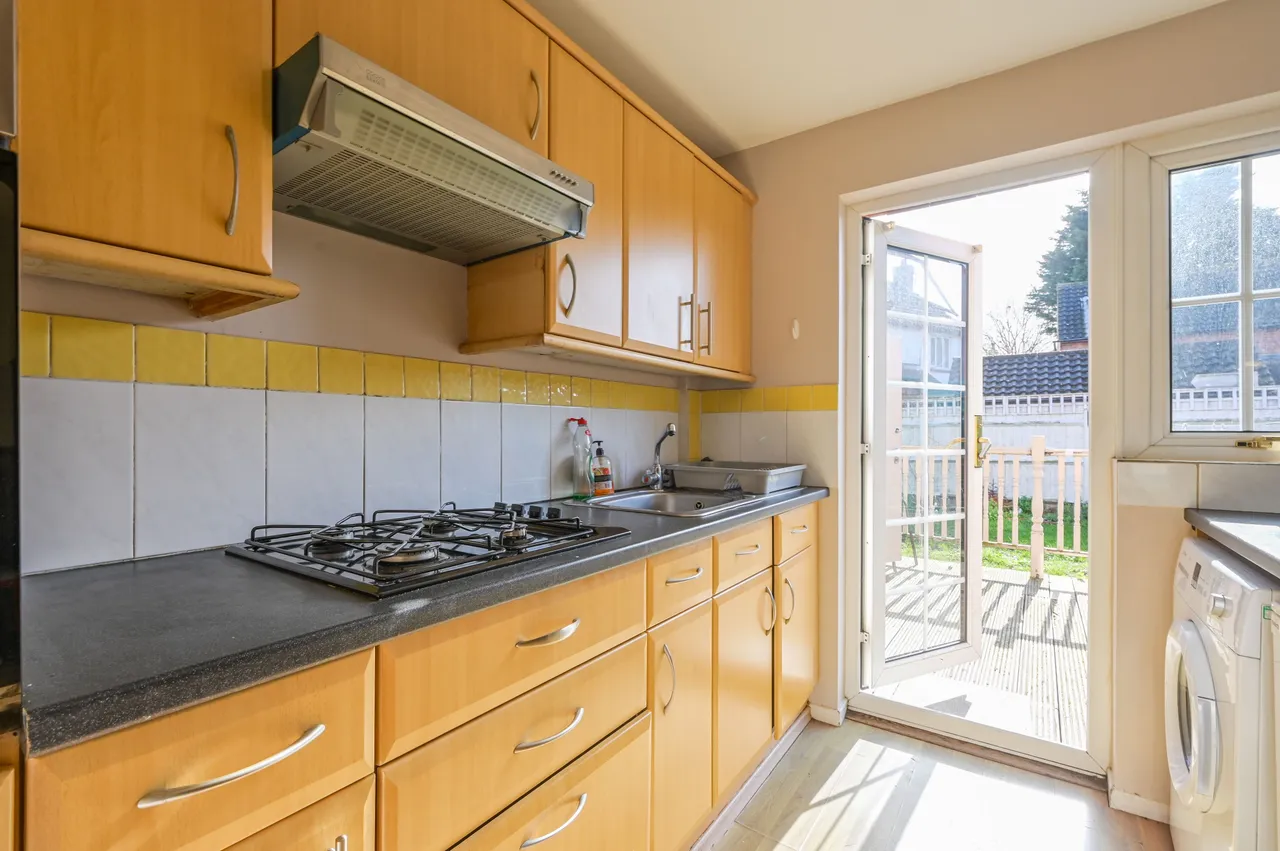 5 Vanbrugh Close, London, photo 3