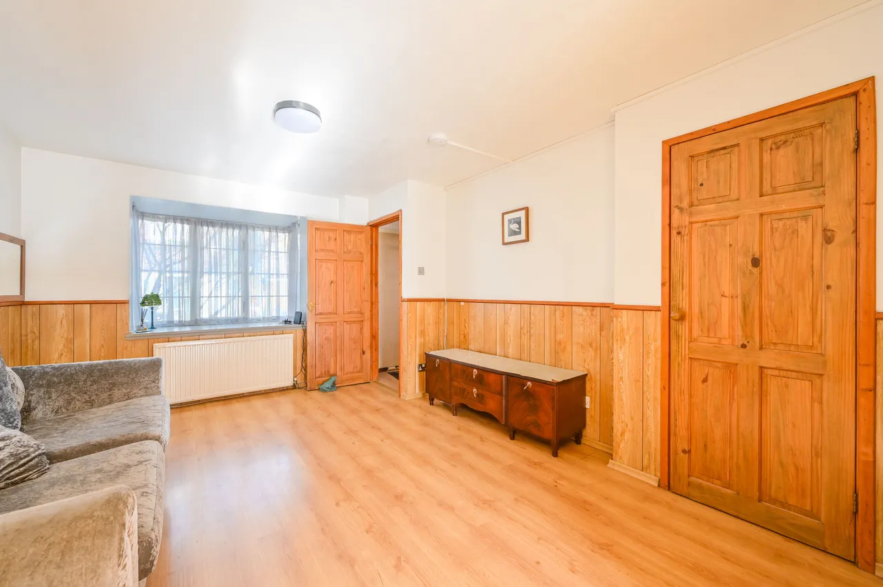 5 Vanbrugh Close, London, photo 2