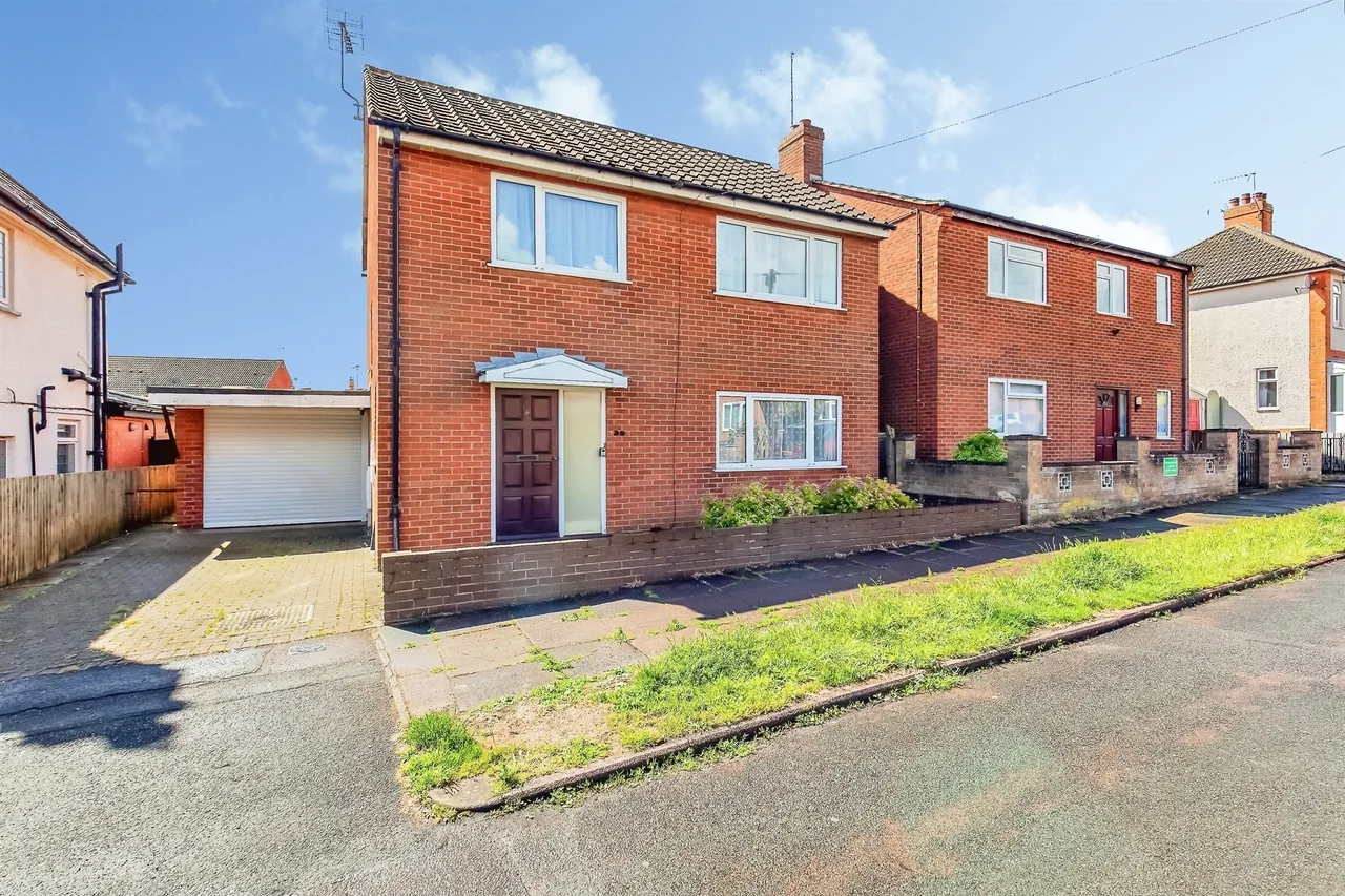 3 bed house for sale — Masefield Road, Kettering