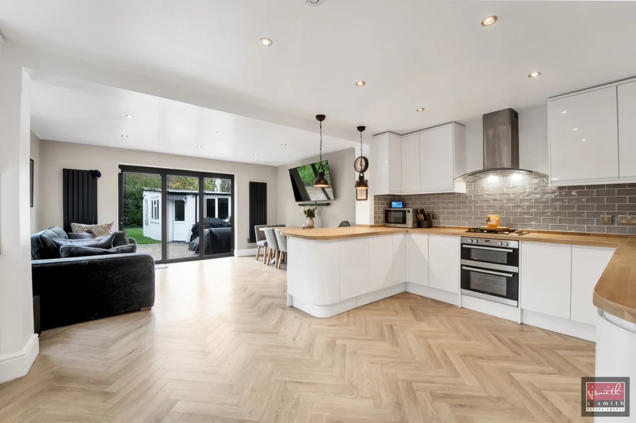 3 bed house for sale, Station Crescent, Ashford