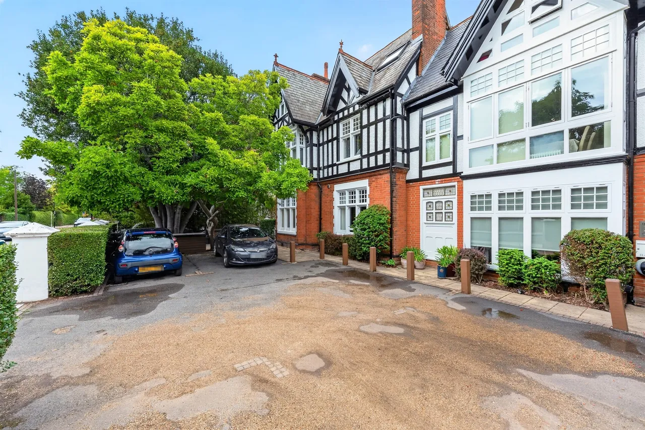 2 bed flat for sale — Grove Park Road, London