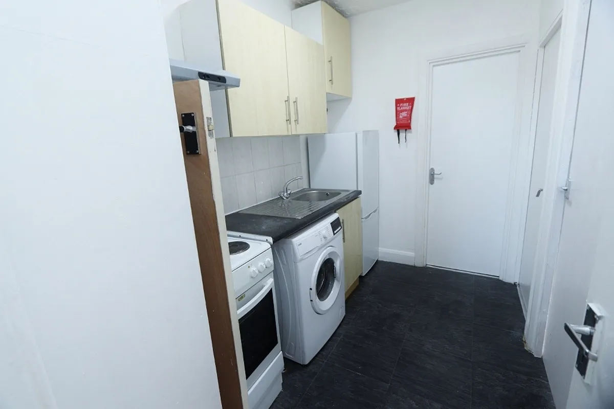 Collier Row Road, Romford, RM5 2BB, photo 4