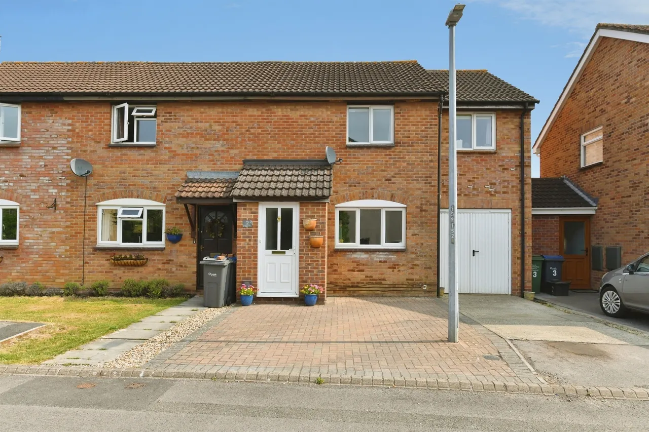 4 bed house for sale — Holland Close, Chippenham