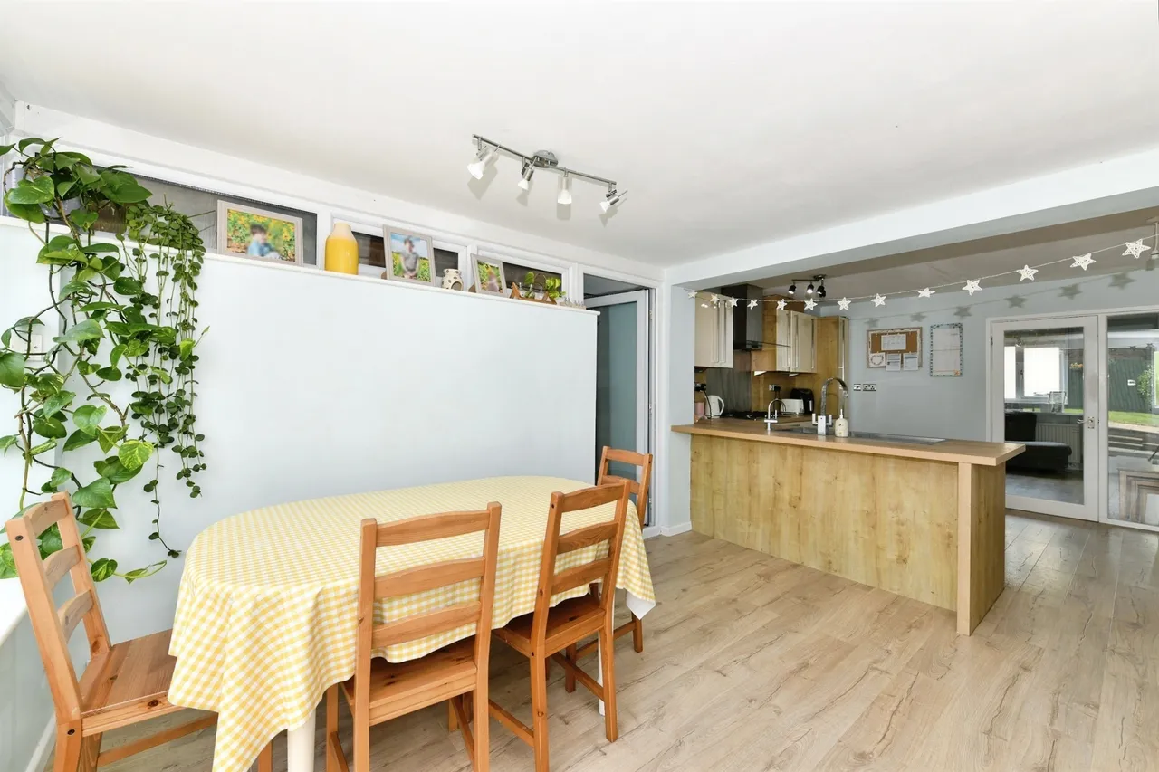 Holland Close, Chippenham, photo 6