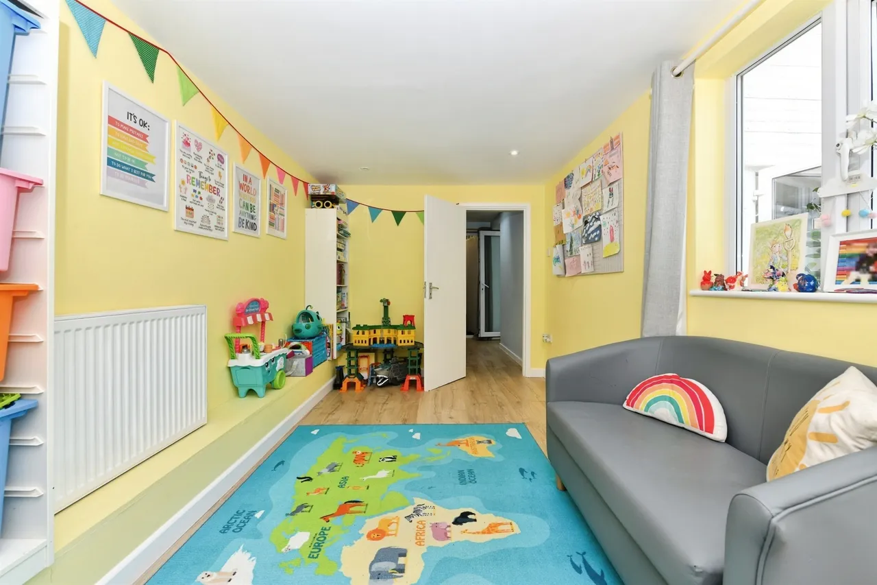Holland Close, Chippenham, photo 7