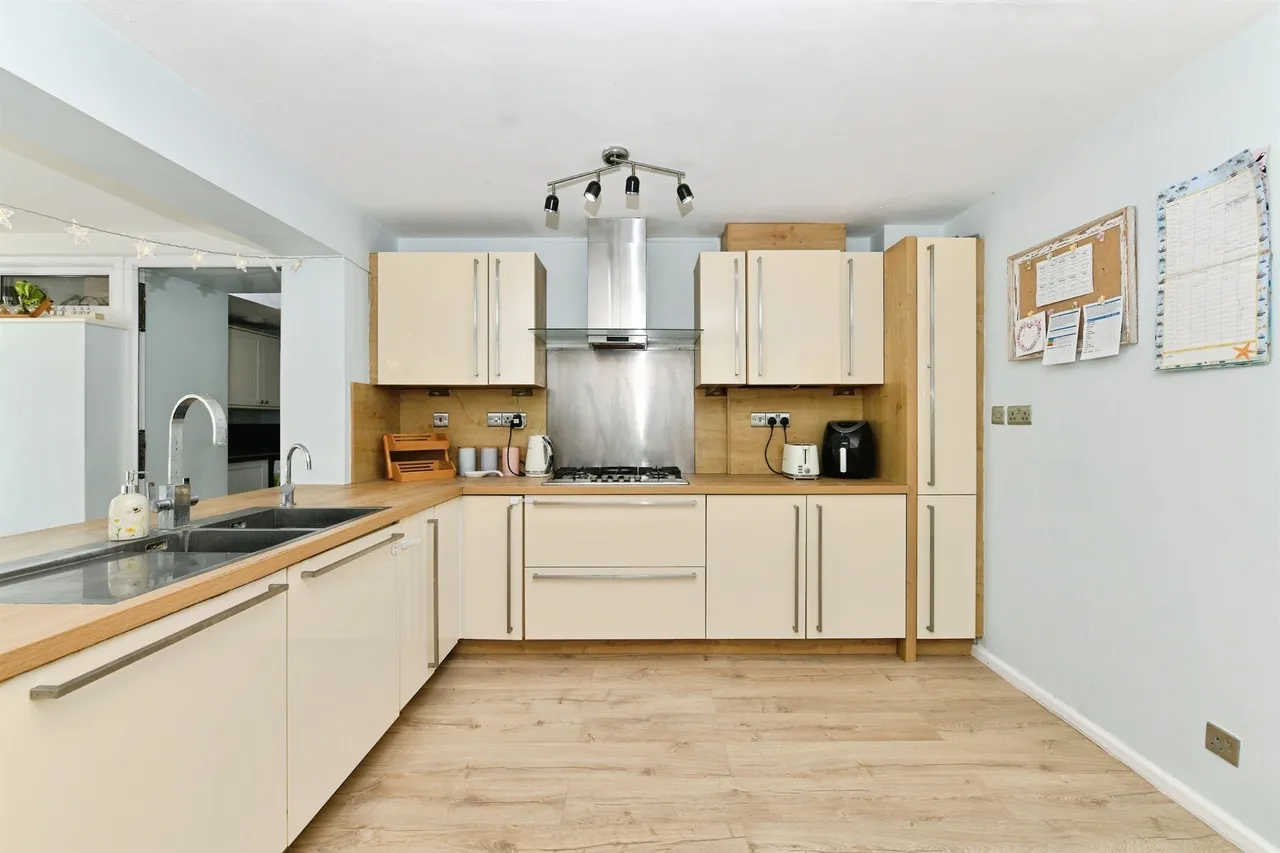 Holland Close, Chippenham, photo 5
