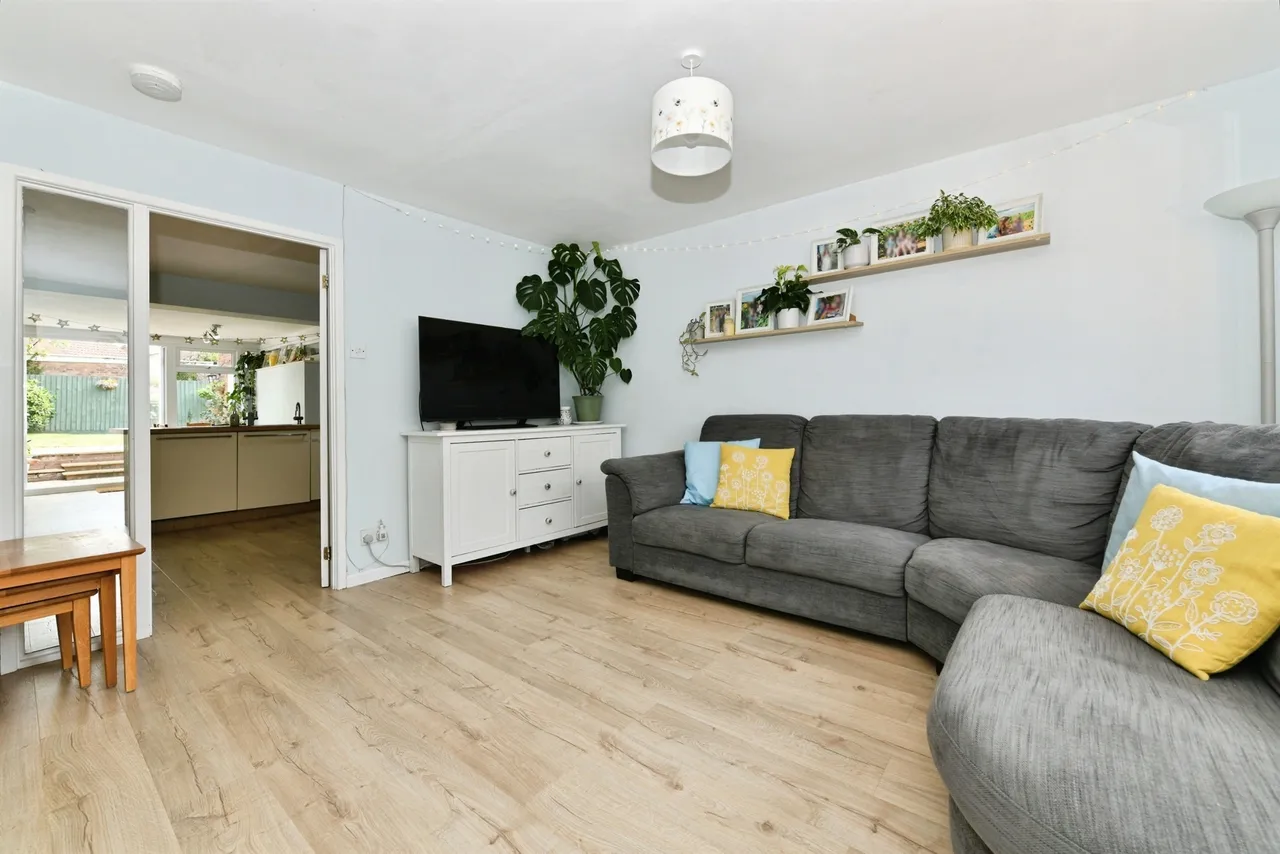 Holland Close, Chippenham, photo 2