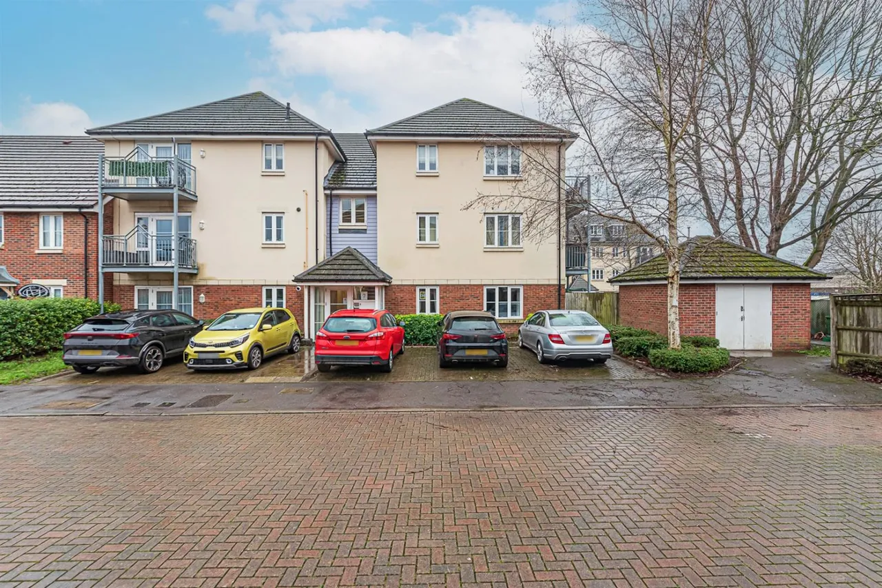 2 bed flat for sale — 7 Queen Street, Aldershot