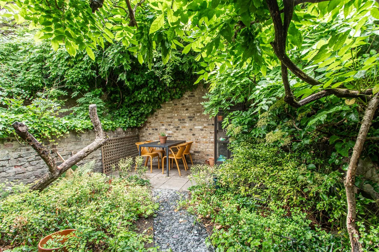 Bow Road, Mile End, photo 11